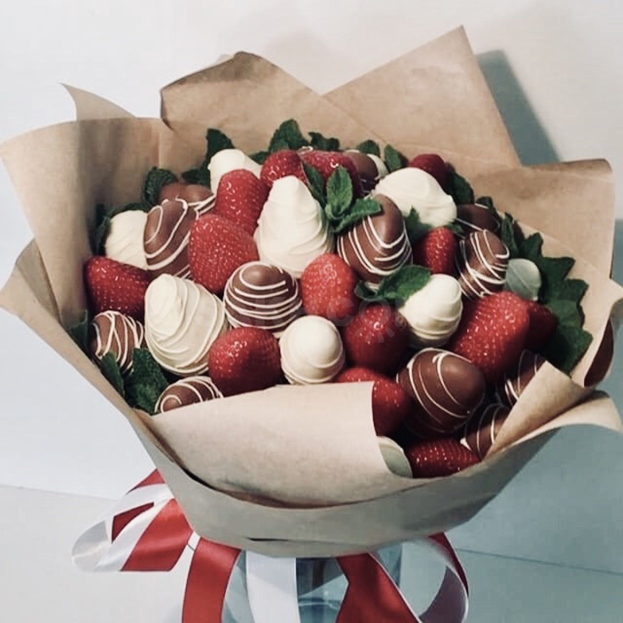 Торт из 27 ягод клубники в молочном, белом и розовом бельгийском шоколаде